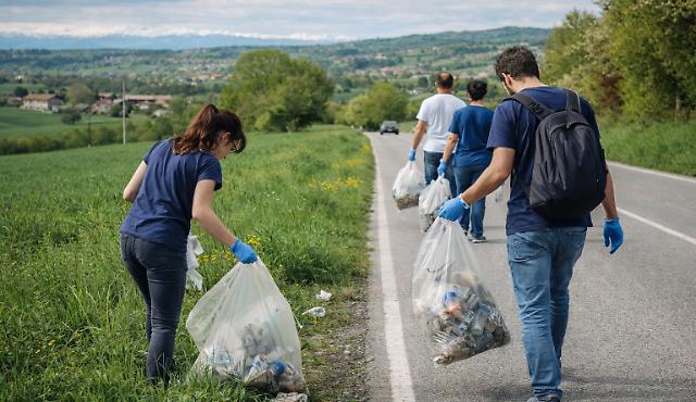 Una passeggiata per raccogliere i rifiuti lungo le strade