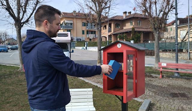 &laquo;Posa un libro, prendi il libro&raquo;, il paese lancia la sua prima casetta per condividere letture