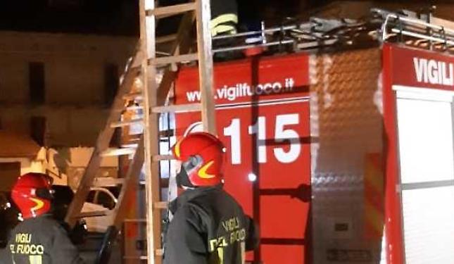 Cassonetti a fuoco in pi&ugrave; vie nella notte