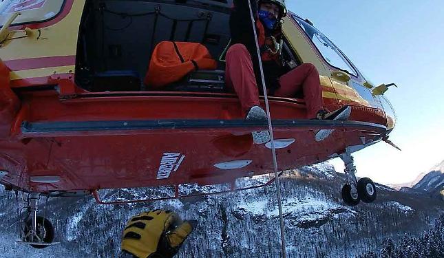 Scarica di sassi sul Monviso, ferito alpinista