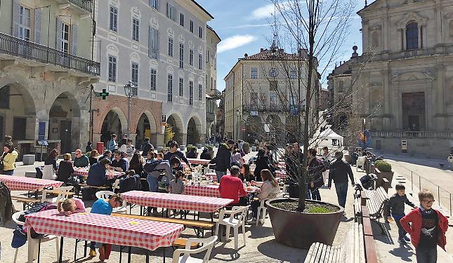 La merenda di Pasquetta la "merenda di Pasquetta" all'ombra dei palazzi storici