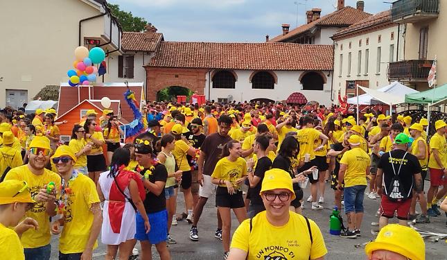 Esplode la festa al "Carnevale estivo": mille ragazzi in maschera, tra coriandoli e gavettoni