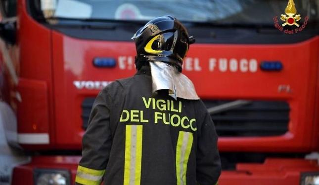 Scontro tra due auto, una finisce in una canalina: un ferito