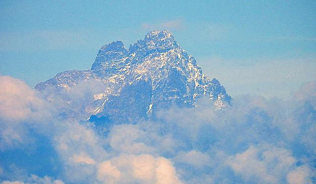 Il Monviso si imbianca: le foto di Marco Aimo incantano il Monregalese2 settembre 2025 — una lieve neve sulla sommità trasforma il “Re di Pietra” in uno spettacolo.