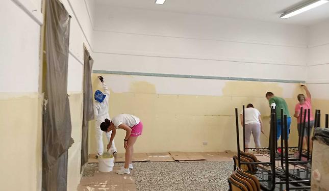 Se i genitori ridipingono le aule per accogliere i “primini”