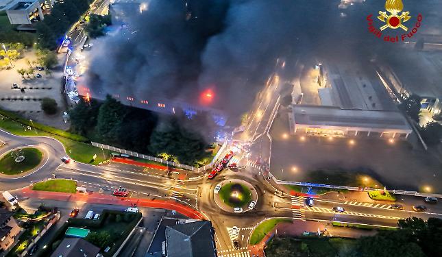 Incendio alla Eurostamp di Pianezza: "Arpa" rassicura, qualità dell’aria in miglioramento