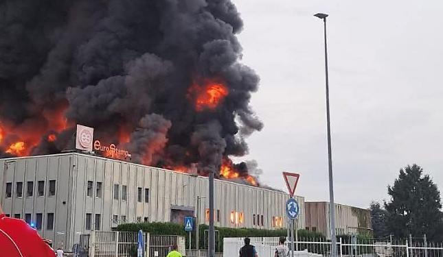 Incendio con maxi-nube nera a Pianezza: cittadini chiusi in casa per rischio tossico