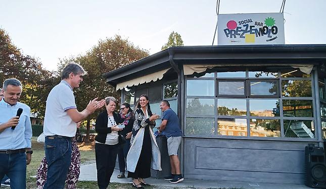Rinasce il chiosco di Parco Europa e diventa “Prezzemolo Social Bar”: un luogo di incontro e inclusione per tutte le generazioni
