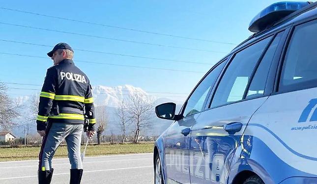 Alimenti maleodoranti e 25 kg di mozzarelle conservate a 20 gradi: fermati dalla Polizia