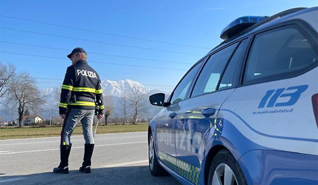Fa due chilometri in contromano sulla tangenziale e ignora l’alt: fermata dalla Polizia