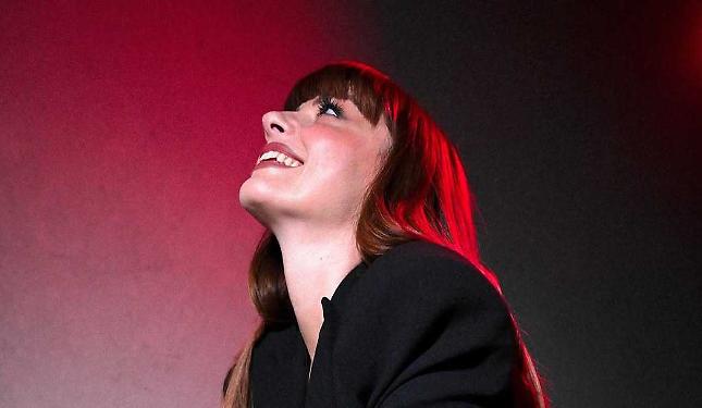 Dalla ragazza di Carcare alla tigre sul letto: Annalisa va "a fuoco" nel nuovo album