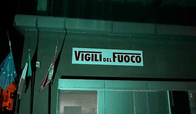 Perchè la caserma dei Vigili del fuoco si è illuminata di verde