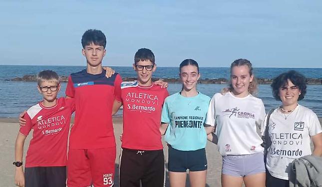 Emma, Carolina e Aurelio ai piedi del podio con la maglia del Piemonte