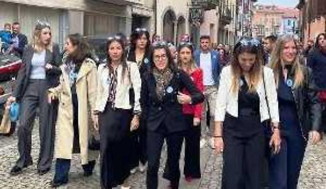 Dai 5 agli 85 anni: un paese intero in corteo per la Festa delle Leve