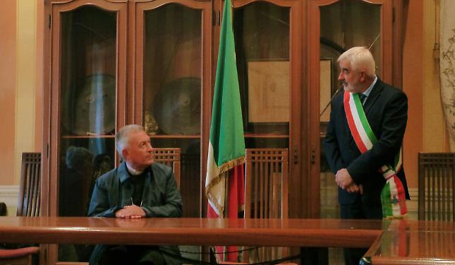 Il vescovo in visita pastorale incontra l'Amministrazione comunale: «La fortuna del paese sono i suoi giovani»
