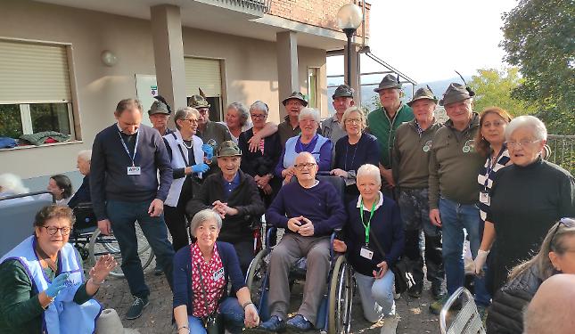 Castagne, sorrisi e amicizia: la Casa di Riposo di Vicoforte celebra l’autunno con gli Alpini