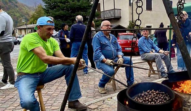 Valcasotto in festa: la “Valcastagnata” accende i colori e i profumi d’autunno