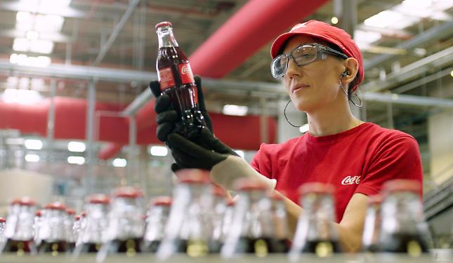 Coca-Cola, frizzante anche per l’economia piemontese: l'azienda rivendica «26 milioni di euro e 2.000 posti di lavoro»