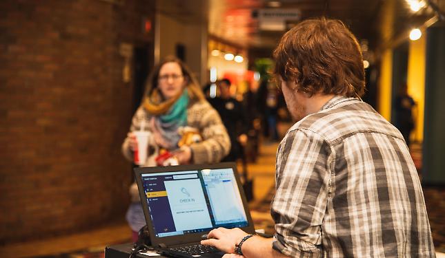 Il paradosso delle prenotazioni online: perché migliaia di posti restano vuoti agli eventi culturali?