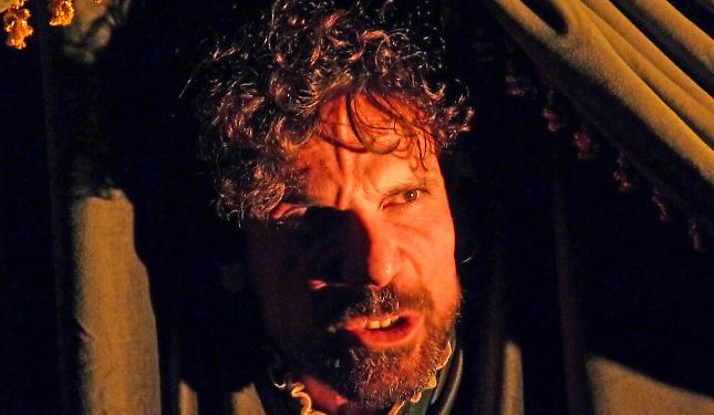 Un attore contro tutti: Francesco Montanari scatenato al Baretti, alle prese con Shakespeare