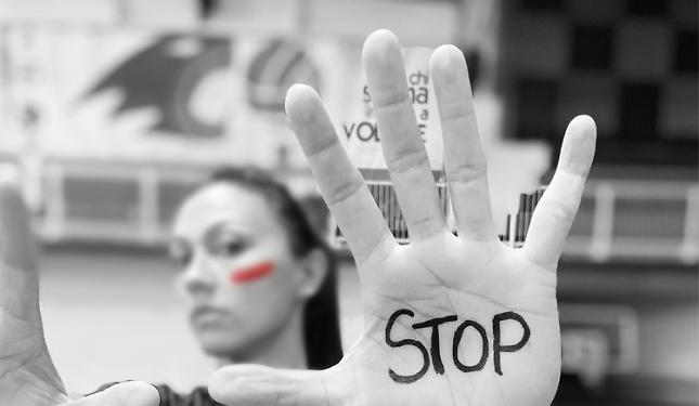 Il muro delle "pumine" per fermare la violenza