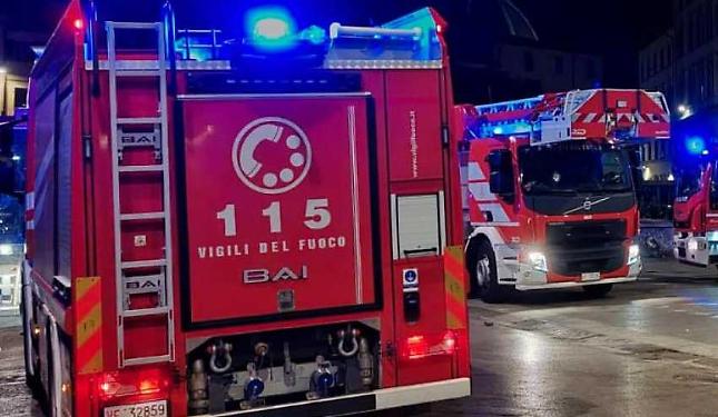 Incendio nello scantinato, evacuato un condominio