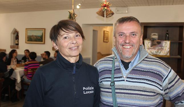 La vigilessa e il cantoniere vanno in pensione, il saluto del paese