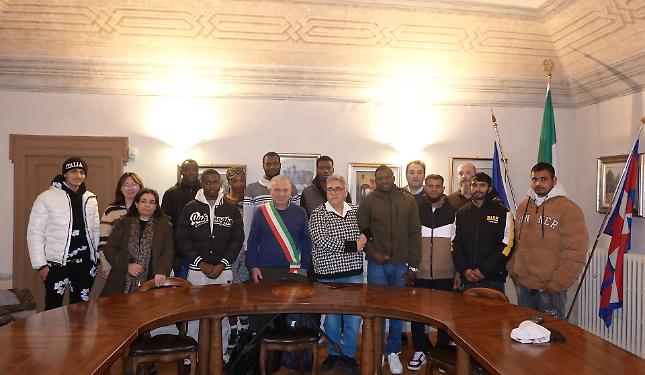 L'amministrazione comunale in dialogo con i partecipanti al progetto SAI sul territorio