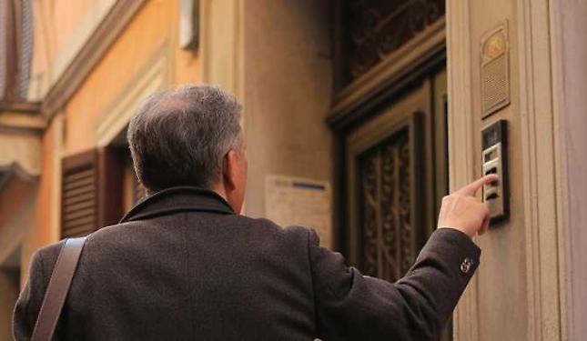 «Pronto, devo consegnare la posta» e prova a rubare nelle cantine