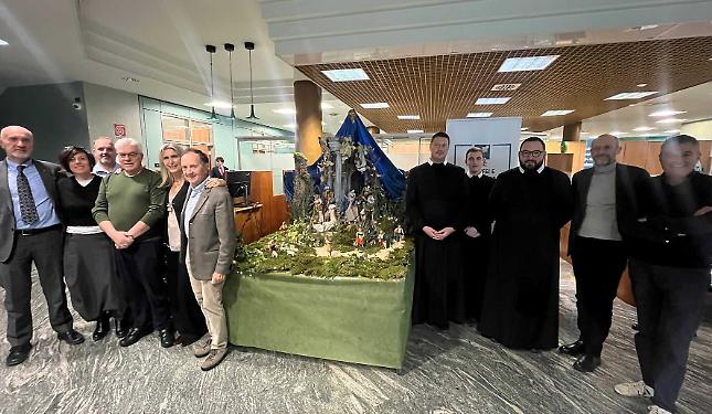 La banca apre le porte al Natale, con un momento conviviale e un bellissimo presepe napoletano