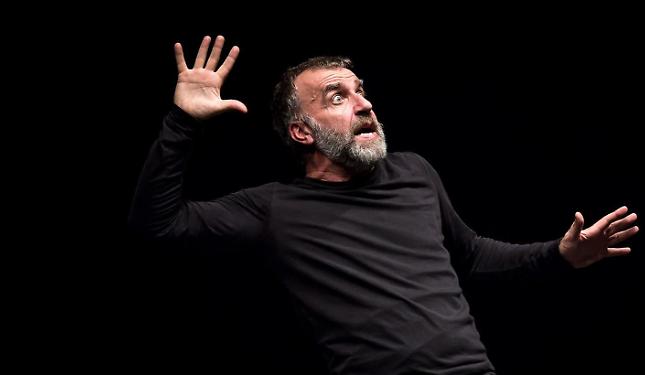 Dalla serie tv "Blanca" al palco: venerdì a teatro c'è Ugo Dighero con "Mistero buffo"