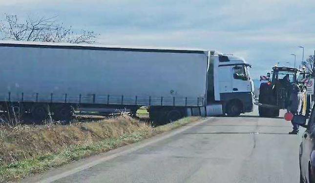 Camion intraversato ai Dalmazzi