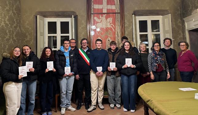 «Impegnatevi nella vita della città»: i neomaggiorenni ricevono la Costituzione