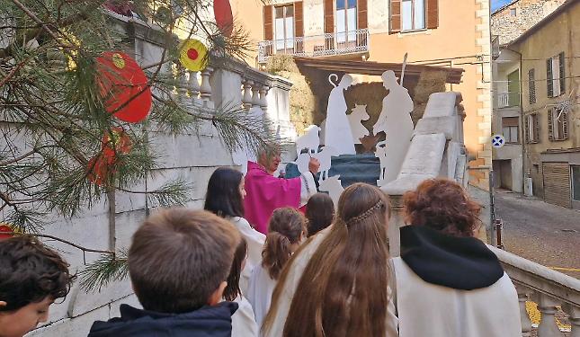 Il presepe “fuori” dalla chiesa che fa fermare tutti: a Ceva il Natale si vede e si ascolta