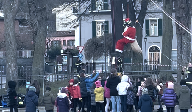 Babbo Natale arriva dal cielo ed un Vigile del Fuoco