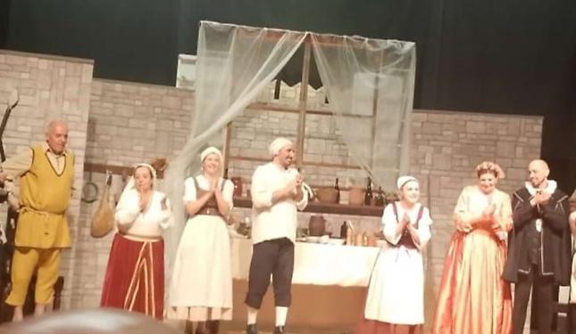 Un Amleto "in salsa piccante" che riempie il teatro ( e fa beneficenza)