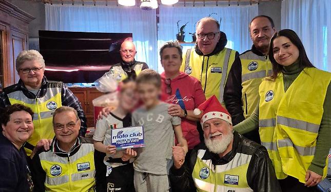 Poliziotti motociclisti col cappello da Babbo Natale portano doni per donne e bambini vittime di violenza