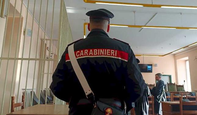 Cinque coltellate alla moglie: l&rsquo;accusa chiede dieci anni di carcere
