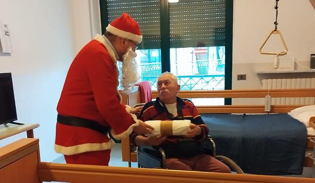 Babbo Natale &egrave; per tutti: e porta il sorriso anche agli ospiti della Casa di riposo
