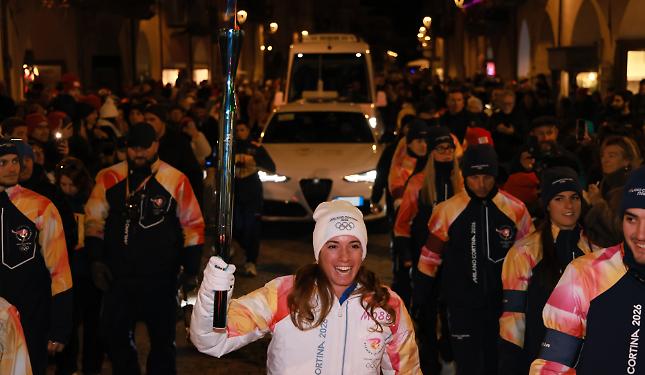 Emozioni olimpiche a Cuneo con l'arrivo della fiaccola di Milano-Cortina