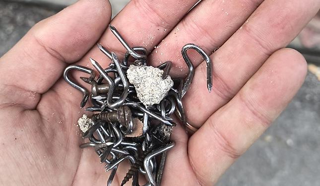 Chiodi nelle strade del centro storico per bucare le gomme delle auto