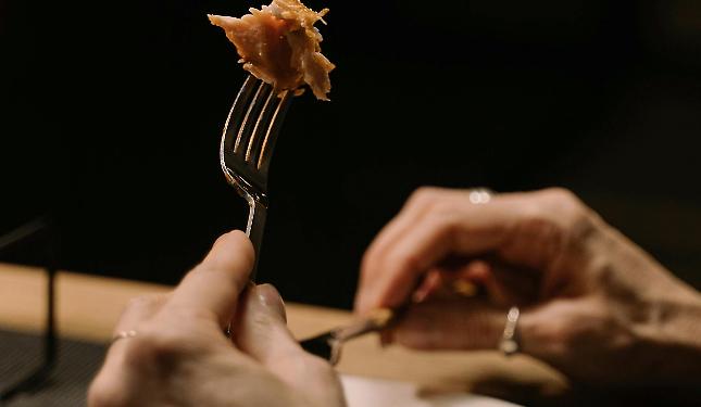 Non solo cibo: il servizio che ogni giorno porta compagnia a chi &egrave; solo