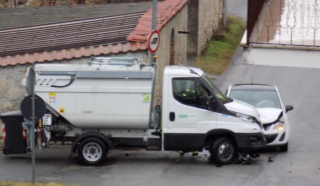 Incidente a Carassone: scontro tra un'auto e un furgone della raccolta rifiuti