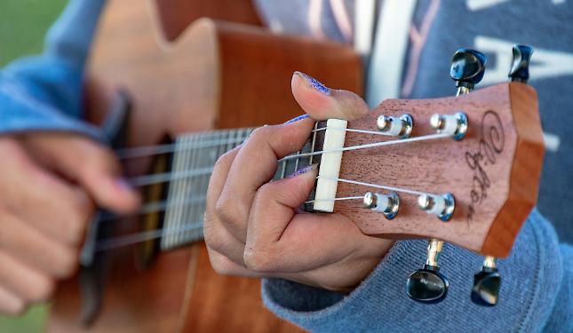 &Egrave; lo strumento della felicit&agrave;: chi vuole imparare a suonare l&rsquo;ukulele?