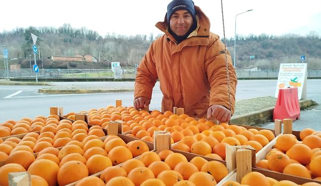Le arance di Sicilia in piazza a Bastia Mondov&igrave;: &laquo;Provatele e non resterete delusi&raquo;