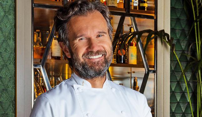 Carlo Cracco cucina a duemila metri: una notte stellata tra neve, gusto e alta cucina