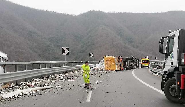 Camion si ribalta in curva, autostrada chiusa