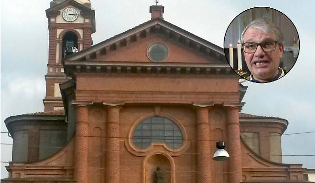 Il tetto della chiesa fa acqua, il parroco vende le tegole