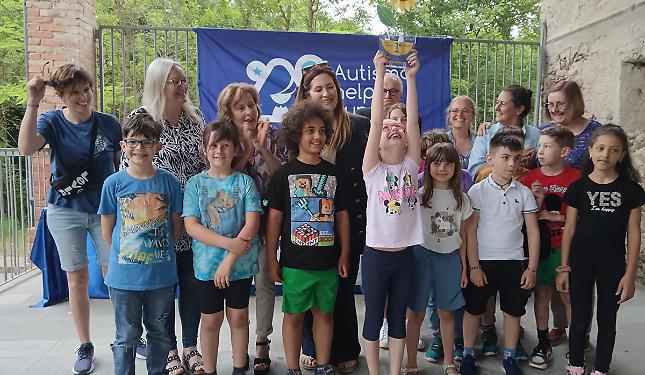 Autismo: un mosaico per ricordare che "siamo tutti diversi"