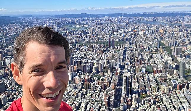 Honnold sulla cima del Taipei 101 - Istagram
